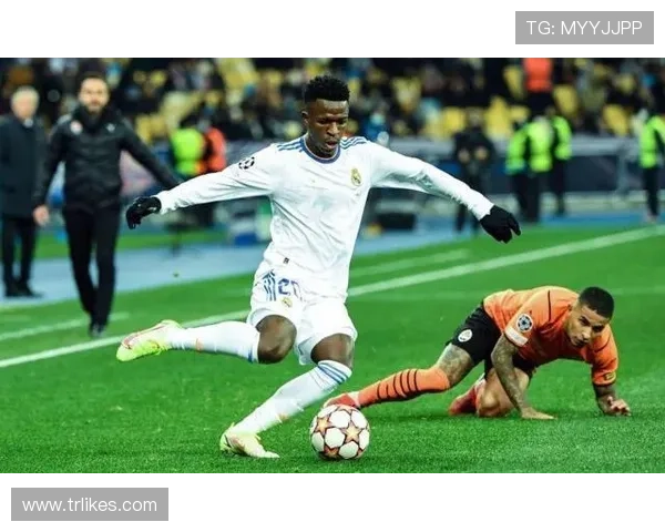 罗德里戈训练中展现趣味瞬间状态稳健