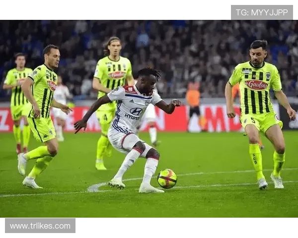 里昂防线近期表现稳健，防守端持续提升