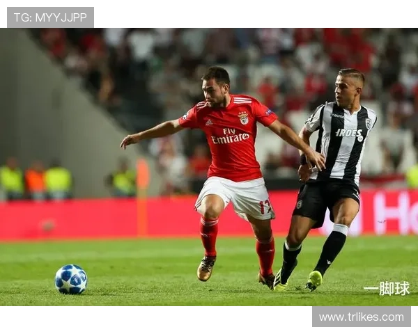 拜仁中场断球频发导致防线脱节，当前状态下滑对整体表现造成影响