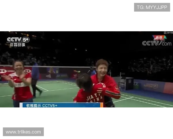 贾一凡居然在训练场边喝着限量版咖啡，谁告诉我这篮球场是咖啡厅？